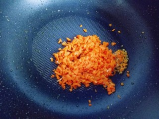 虾仁黄金炒饭,再起油锅，加入胡萝卜煸炒。炒软即可，盛出备用。