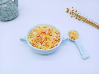 虾仁黄金炒饭,装入碗中，撒上少许葱花，宝贝等着吃啦！一碗一会吃完，搭配一碗汤，极好的一餐。