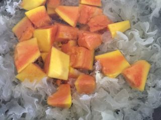 木瓜炖银耳,把泡好的银耳木瓜一起放入，加入适量的冰糖，可看自己口味，放水大火熬2个小时左右，加入枸杞子
转小火熬30分左右