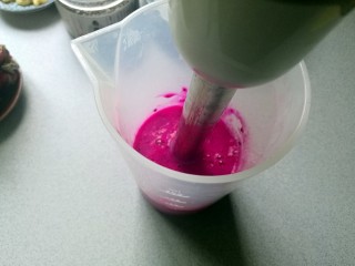 水果酸奶花样制作,酸奶留一丁点儿，火龙果和酸奶打匀，倒入准备好的干净的碗内。
