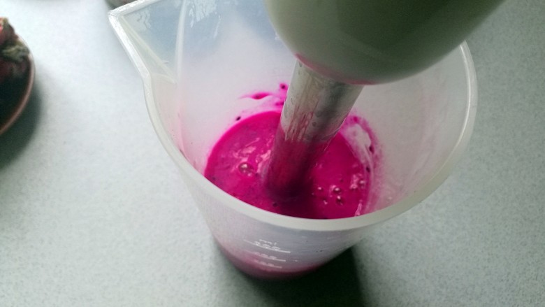 水果酸奶花样制作,酸奶留一丁点儿，<a style='color:red;display:inline-block;' href='/shicai/ 608'>火龙果</a>和酸奶打匀，倒入准备好的干净的碗内。