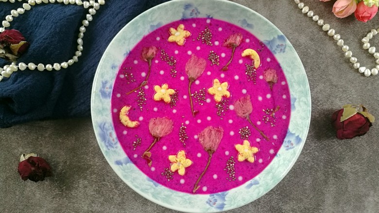 水果酸奶花样制作,放上樱花，蛋奶星星，奇亚籽，白色点点是酸奶，我用圆形裱花嘴滴在火龙果酸奶上面，就这样完成拉。