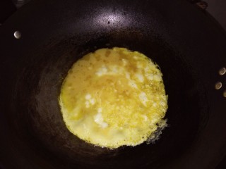 大熊猫饭团,锅里放油烧热后加入鸡蛋煎成圆形﻿