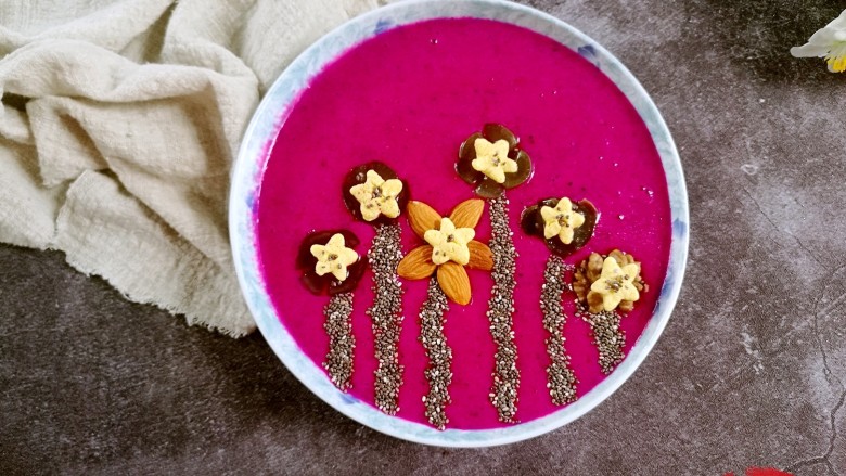 水果酸奶花样制作,祖国的花朵：火龙果+酸奶+葡萄+蛋奶星星+奇亚籽+坚果