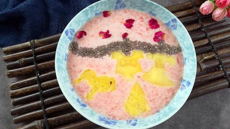 水果酸奶花样制作,七夕妙想：胡柚+酸奶+凤梨+奇亚籽+玫瑰花瓣