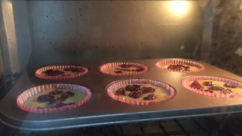 蔓越莓玛芬蛋糕,放入烤箱170度烘烤25分钟。