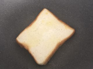 牛油果三明治,放入面包片热一下，因为我今天比较懒就没用烤箱去弄一下面包片