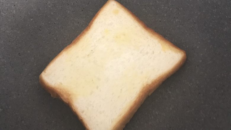 牛油果三明治,放入面包片热一下，因为我今天比较懒就没用烤箱去弄一下面包片