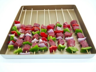 鲜蔬烤串,拿一根牙签，把腌制好的牛肉串一块，再一块蔬菜，搭配着串起来