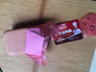 七夕节早餐,我选的三文治肉肠，包装纸是红色的，肉不红，上当了