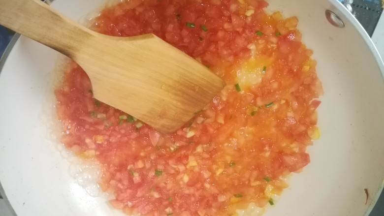 清香猪蹄,番茄下锅，熬出番茄汁。（这样番茄味更浓，火不要太大熬糊了）