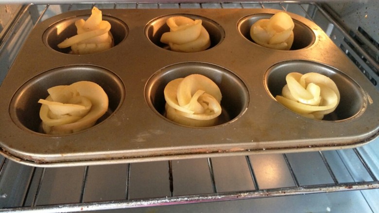 七夕玫瑰花苹果派,放入预热好的烤箱中层，上下火180°烤五分钟