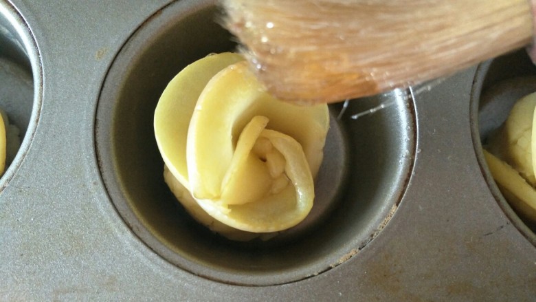七夕玫瑰花苹果派,五分钟后取出，刷一层蜂蜜，继续烤15分钟左右。