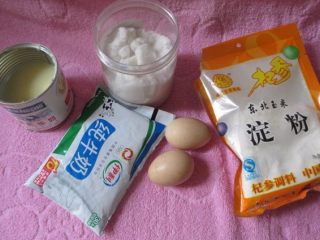 美味不发胖的鸡蛋冰淇淋, 准备淀粉 凉开水 白糖 牛奶 鸡蛋 炼奶