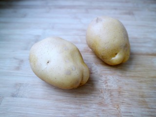 椒盐炸薯片,土豆，中等大小的两个。