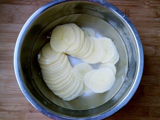 椒盐炸薯片,把土豆放入清水中洗两到三遍。