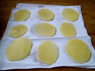 椒盐炸薯片,用厨房纸巾吸干土豆片的水分！