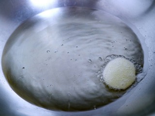 椒盐炸薯片,油烧热先放入一片土豆，土豆片能立刻漂浮起来说明油温正好！