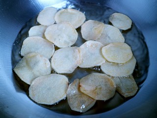 椒盐炸薯片,当土豆片炸到这种程度，改小火继续炸三分钟。