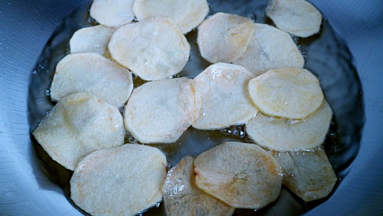 椒盐炸薯片,当土豆片炸到这种程度，改小火继续炸三分钟。