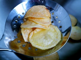 椒盐炸薯片,土豆片炸成金黄色就可以出锅了！