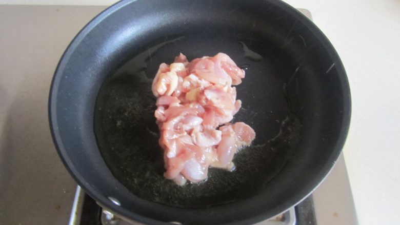仔姜炒鸡腿肉,热锅凉油，放入腌制好的鸡腿肉进去翻炒；