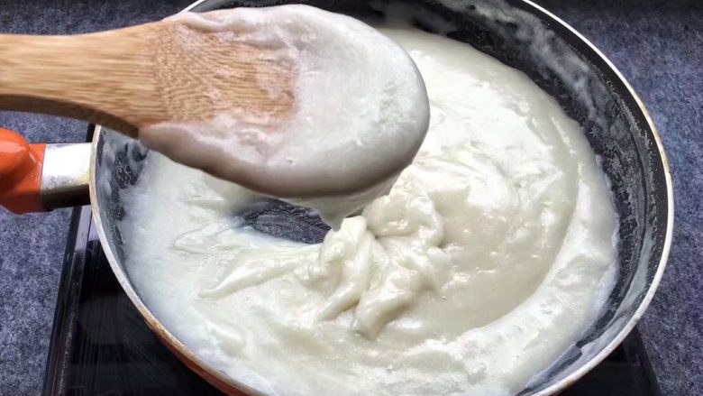 脆皮炸鲜奶,搅拌成浓稠的糊浆，直到水分蒸发得差不多，感觉奶糊具有一定硬度时就可以关火。