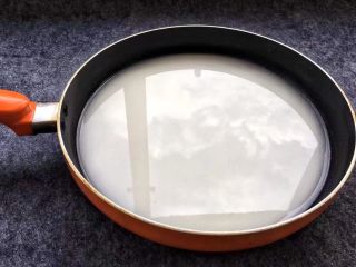 脆皮炸鲜奶,倒入不粘锅中，（建议用不粘锅，不容易糊锅底）