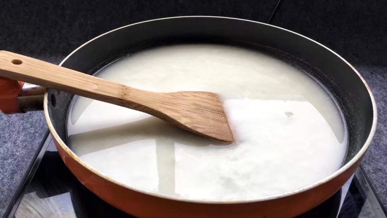 脆皮炸鲜奶,小火加热，等锅中温度上来后，用勺子或铲子不停搅拌。