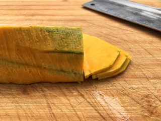 南瓜发糕,用刀切成薄片。