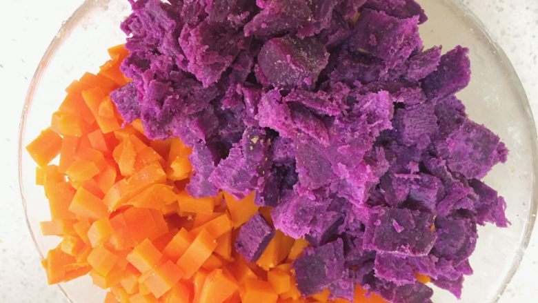 自制狗粮,紫薯和胡萝卜切块
