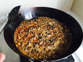 自制香菇酱,依次加入香菇、木耳炒三分钟后加入酱油和小炒肉，翻炒几下后加入适量水