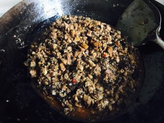 自制香菇酱,水分被香菇等吸收差不多时大火收汁，留适量的汤汁