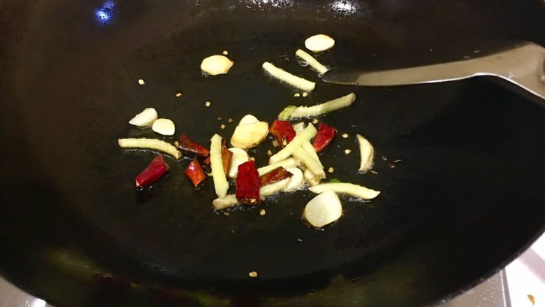红烧基围虾,倒入 姜蒜干辣椒，煸炒几下出香气