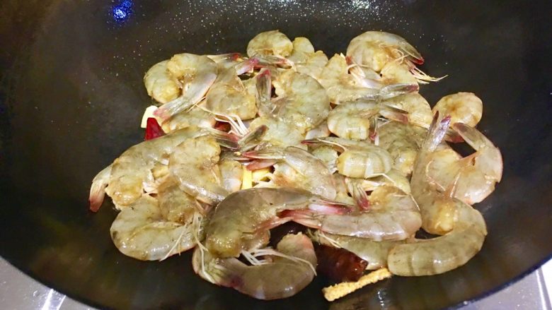 红烧基围虾,倒入腌好的🦐… 颠两下锅
