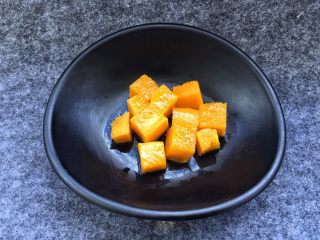芒果糯米糍,芒果用刀切开，取芒果肉切小块。