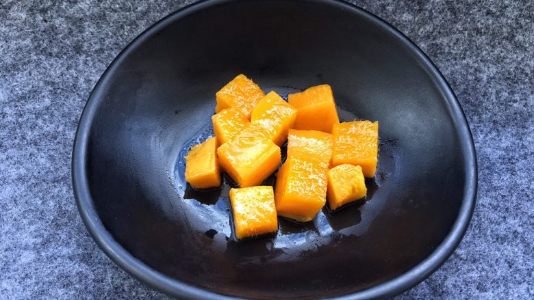 芒果糯米糍,芒果用刀切开，取芒果肉切小块。