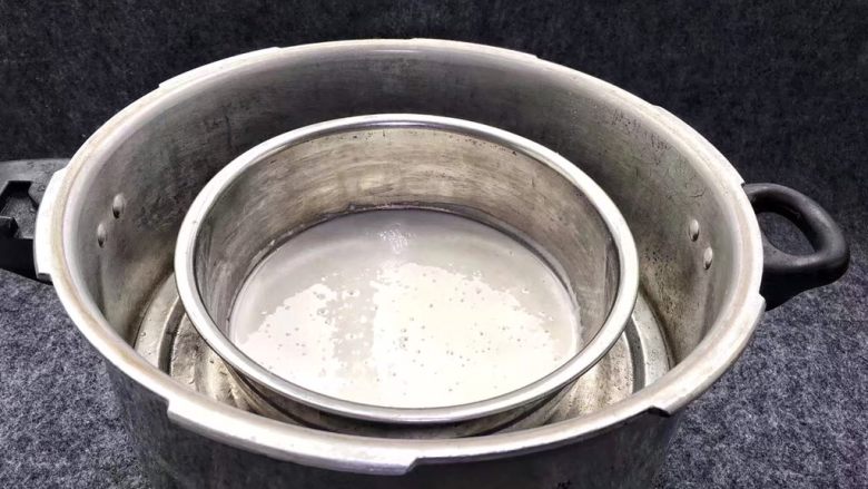 芒果糯米糍,将糯米粉面糊放入蒸锅中，盖上盖子开火蒸20分钟左右。