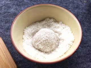 芒果糯米糍,糯米糍坯做好后，放在椰蓉碗里滚一滚。让其都均匀裹上椰蓉粉。