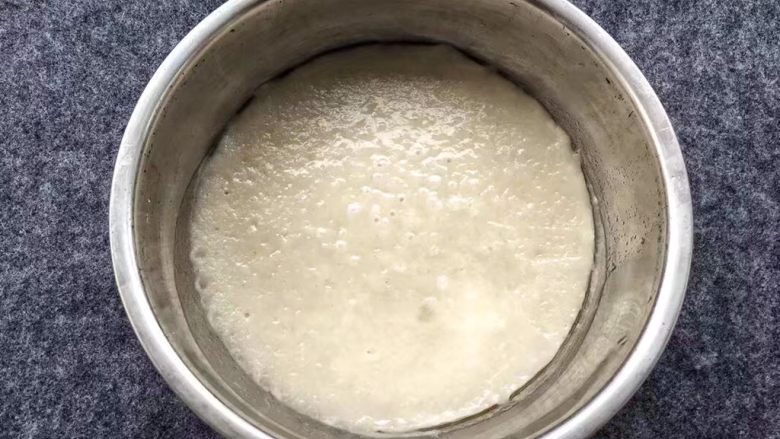 芒果糯米糍,蒸好的糯米糊拿出来自然凉透。很多姐妹都在说，制作糯米糍的时候，蒸熟的糯米粉很粘手，其实凉透的糯米粉没有那么容易粘手，所以还是把它凉透再做吧。