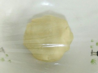 荷花酥,然后揉到一起成一个大圆形，覆盖上保鲜膜，静置30分钟（这是油酥的做法）