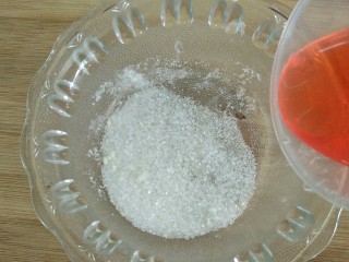 荷花酥,把色素水倒入白砂糖里混合融化（这是糖色素水）