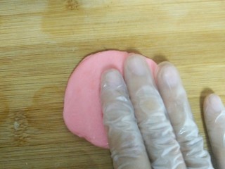 荷花酥,红色的酥皮用手压成一个扁圆形
