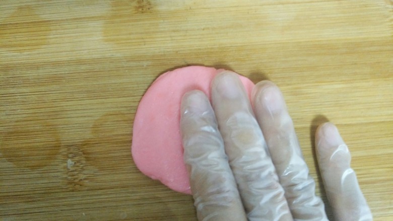 荷花酥,红色的酥皮用手压成一个扁圆形