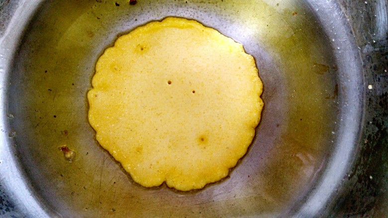 玉米椰香饼,将锅烧热，加适量的油，用汤匙舀一勺面糊放入锅中