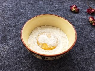 香糯南瓜饼,糯米饼依次先裹上一层面粉。