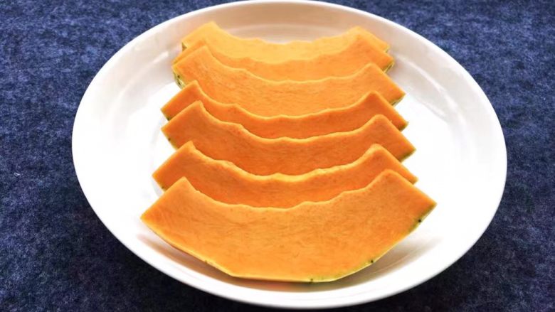 香糯南瓜饼,准备老南瓜一块，这样的南瓜非常甜。南瓜去皮去瓤，均匀切成片。