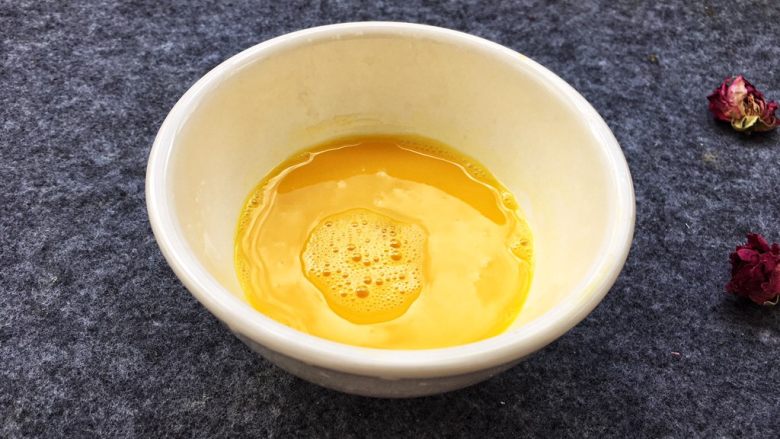 香糯南瓜饼,鸡蛋用筷子打散。