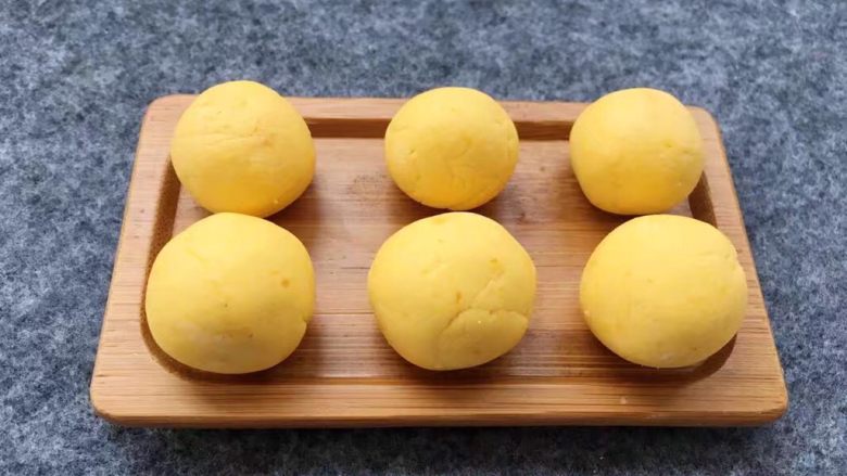 香糯南瓜饼,将南瓜面团搓成长条，用刀切小块，再搓成大小一致的小圆球。