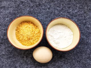 香糯南瓜饼,准备好面包糠、面粉，鸡蛋。